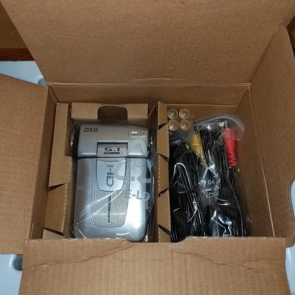 2009 DXG-579V HD High-Definition Digital Video Camera Val Pack Silver Camcorder